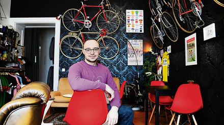 Alex Bisaliev nimmt mit seinem Fahrrad-Laden "Steel Vintage Bikes Café" am Weidenweg 63 in Berlin-Friedrichshain an der Berlin Bicycle Week teil. 