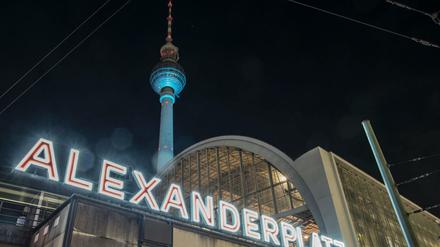 Hell leuchtet der Eingang am Bahnhof Alexanderplatz. Der Alex gilt als Kriminalitätsschwerpunkt.
