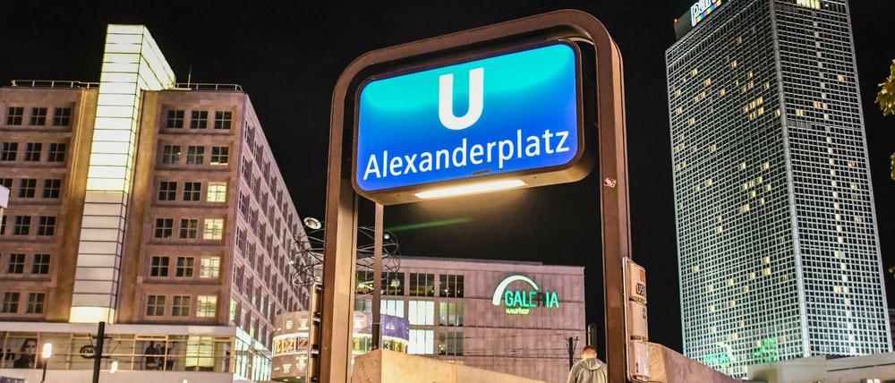 Mitarbeiter der BVG riefen die Polizei zu einem Bahnsteig des U-Bahnhofes Alexanderplatz. Die fasste einen 17-Jährigen.