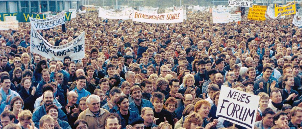 Rund eine Million DDR-Bürger nahmen am 04.11.1989 an der ersten vom Volk ausgehenden genehmigten Demonstration in der DDR teil. 
