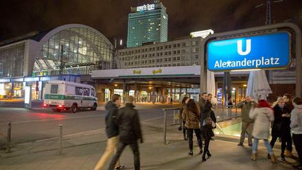 Trotz Polizeipräsenz kommt es am Alexanderplatz nachts zu schlimmen Vorfällen. 