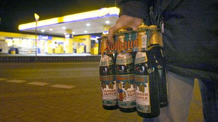 Ein Six-Pack Bier von der Tankstelle: Der Verkauf an Minderjährige ist strafbar. 