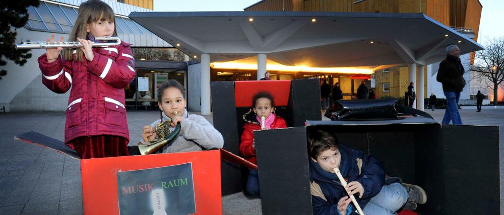 Drangvolle Enge. Mit einem Konzert in engen Pappboxen protestierten die Schüler der Allegro-Grundschule anlässlich des 40-jährigen Jubiläums der musikbetonten Schulen gegen den drohenden Verlust einer Schuletage. 