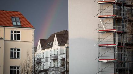 Altbau Regenbogen über Altbau in Berlin Friedrichshain. Im Vordergrund wird ein Gebäude saniert.