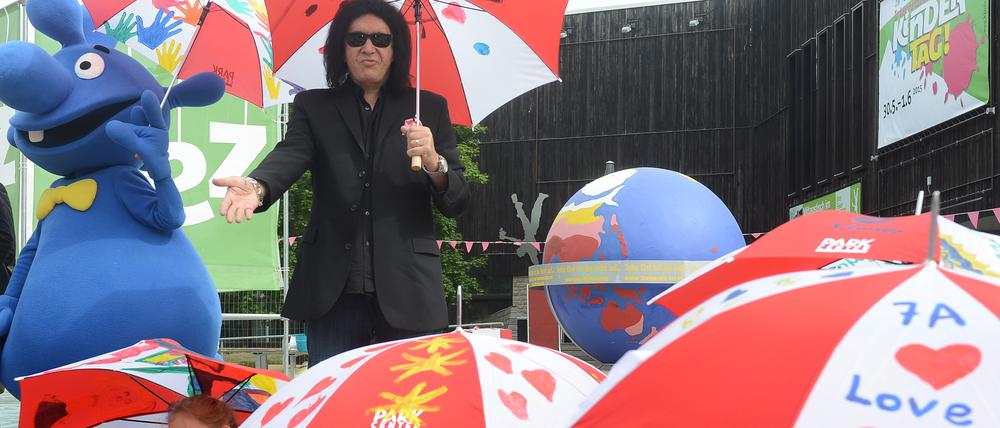 Gene Simmons zeigt sich gemeinsam mit 100 Kindern, die Schirme für den Frieden" bemalen.
