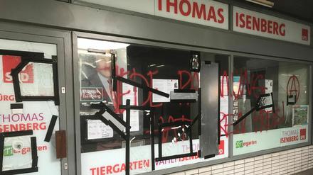 Scheiben demoliert und Graffiti: Das Büro des SPD-Abgeordneten Thomas Isenberg am Hansaplatz ist angegriffen worden.
