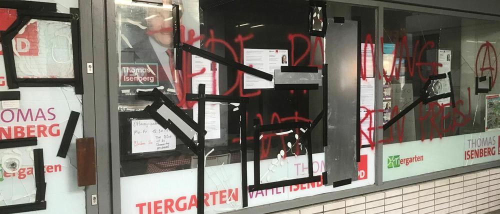 Scheiben demoliert und Graffiti: Das Büro des SPD-Abgeordneten Thomas Isenberg am Hansaplatz ist angegriffen worden.
