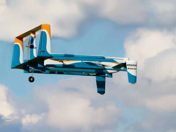 Testflug einer Drohne zur Paketbeförderung in den USA durch den Versandhändler Amazon. Das gerät soll Lieferung kleiner Päckchen in weniger als 30 Minuten ermöglichen.