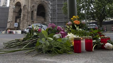 Blumen und Kerzen sind an einem Ampelmast auf der Tauentzienstraße niedergelegt – in Trauer um die getötete Lehrerin und zahlreichen Verletzten nach der Todesfahrt. (Archivbild)