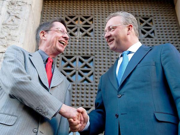 Nach gut zehn Jahren schied Ehrhart Körting (SPD) aus dem Amt als Innensenator. Ab Donnerstag ist CDU-Chef Frank Henkel (rechts) der Herr im Haus. 