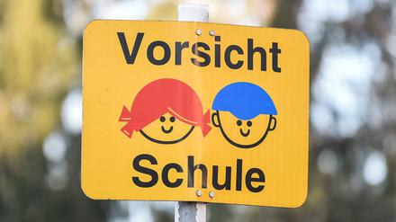 Schülerinnen und Schüler in Berlin sollten bis zu den Sommerferien nicht mehr zum Präsenzunterricht zurückkehren. Ein Gericht hat dies nun für rechtswidrig erklärt.