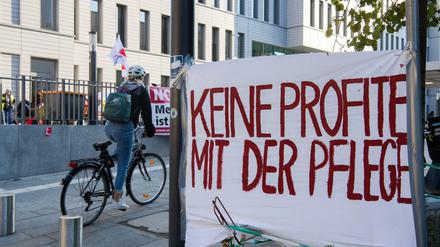 "Keine Profite mit der Pflege": Ein Protestbanner hängt zu Beginn des Pflegestreiks am Donnerstagmorgen vor dem Bettenhaus der Berliner Charité.