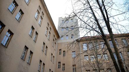 Das Andreas-Gymnasium mit seinem halb renovierten Turm.