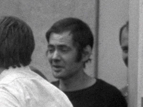 Vor Gericht in Stuttgart-Stammheim: Andreas Baader verlässt am 5. Juni 1975 das Gebäude.