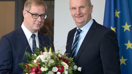 Dietmar Woidke (r, SPD), Ministerpräsident, ernennt Andreas Büttner (Die Linke, l) zum Staatssekretär.
