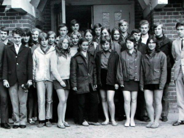 Angela Kasner (2. Reihe, Mitte, leicht verdeckt) mit ihren Schulfreunden aus der 10. Klasse der Polytechnischen Oberschule Templin/Brandenburg (Archivfoto von 1971). Das damals junge Mädchen heißt heute Angela Merkel.