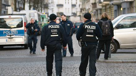 Polizisten sichern in Berlin im Bezirk Wedding am 26.12.2015 den Tatort. 