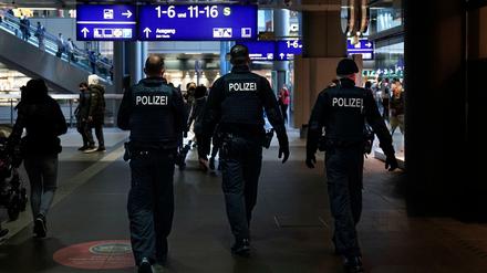 Hier in Uniform unterwegs, mitunter aber auch verdeckt in Zivil: Polizisten sollen Geflüchtete am Berliner Hauptbahnhof schützen.