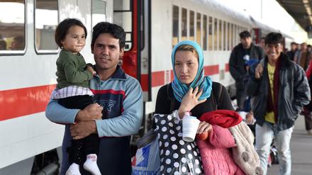 Eine Flüchtlingsfamilie aus Syrien am Schönefelder Bahnhof. Dieses Bild entstand schon am Donnerstag.