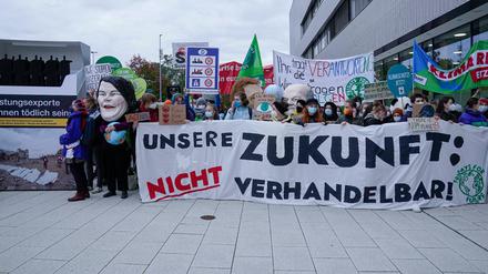 Während der Sondierungen der Bundesparteien wurde vor der Messe Berlin demonstriert.