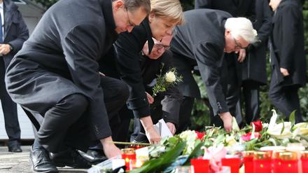 Bundeskanzlerin Angela Merkel (CDU) gedenkt am 20.12.2016 am Ort des Anschlages in Berlin der Opfer zusammen mit Bundesinnenminister Thomas de Maizière (CDU), Bundesaußenminister Frank-Walter Steinmeier (SPD, r) und mit dem Regierenden Bürgermeister von Berlin, Michael Müller (SPD, l).