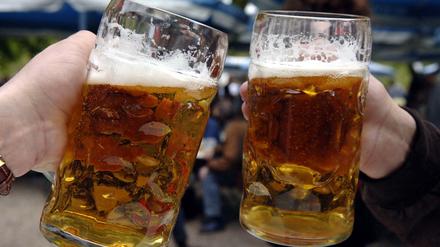 Heller die Gläser nie klingen. Ein schattiger Biergarten, vor sich ein kühles Helles, am besten ein großes- so lassen sich auch Berliner Hundstage höchst angenehm ertragen. 