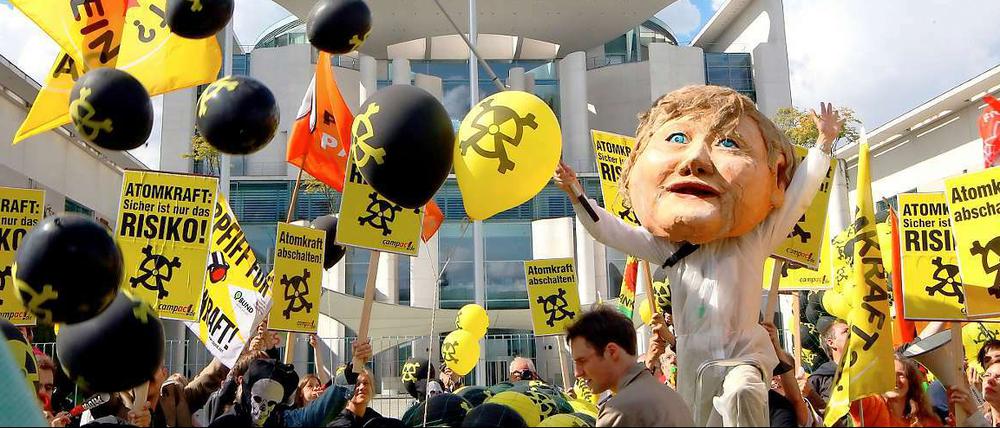 Die Kanzlerin zieht mit. Das Banner der Bewegung in der Hand der Merkel-Darstellerin. Im September 2010 war es noch reiner Spott gegen die Laufzeitverlängerung.