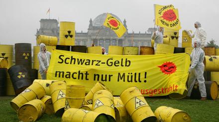 Wohin mit dem Atommüll? Kernkraftgegner tragen den radioaktiven Abfall symbolisch vor den Reichstag.