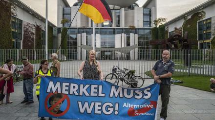 Radikal rechts. Anhänger AfD in Berlin vor dem Bundeskanzleramt. Die Partei ist jetzt offenbar auch in der Hauptstadt vom Verfassungsschutz als extremistischer Verdachtsfall eingestuft.