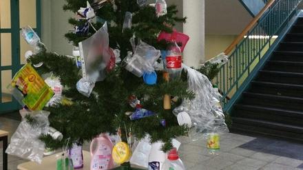 Anti-Plastik-Aktion des Manfred-von-Ardenne-Gymnasiums. So wirbt die 10d der Ardenne-Schule um Plastikvermeidung. 