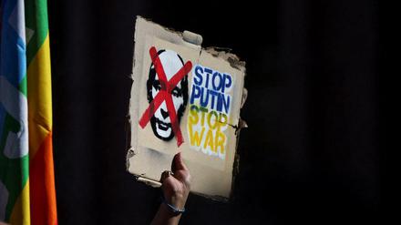 Protestplakat in Berlin gegen den Putin-Krieg in der Ukraine.