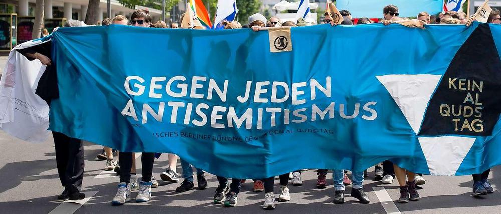"Gegen jeden Antisemitismus" steht auf einem Transparent, das Demonstranten an der Gegenveranstaltung zum Al-Quds-Tag vor sich hertragen.