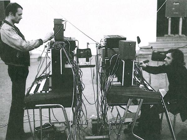 Sound der Apparate: Roedelius mit Dieter Moebius (rechts) bei einem Konzert 1976 in München.