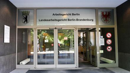 Das Arbeitsgericht Berlin hat über die Kündigung eines Mitarbeiters der Bundeswehr wegen Verbindungen in die rechtsextreme Szene verhandelt. 
