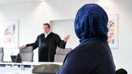  Rechtsreferendarinnen in Berlin dürfen künftig die Anklage mit Kopftuch verlesen. (Symbolbild)