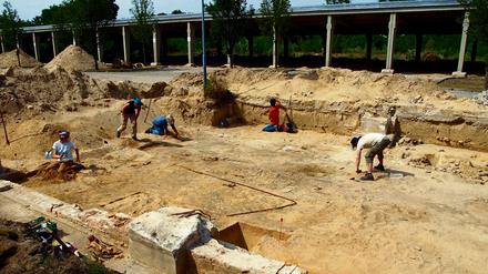 Archäologen legen in Wünsdorf (Brandenburg) den Bodens rund um den Moscheebau frei.