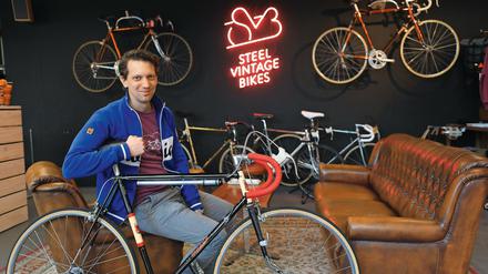 Arne Göbbels, Produktionsleiter bei Steel Vintage Bikes, mit seinem "Bates"-Rennrad aus England. 