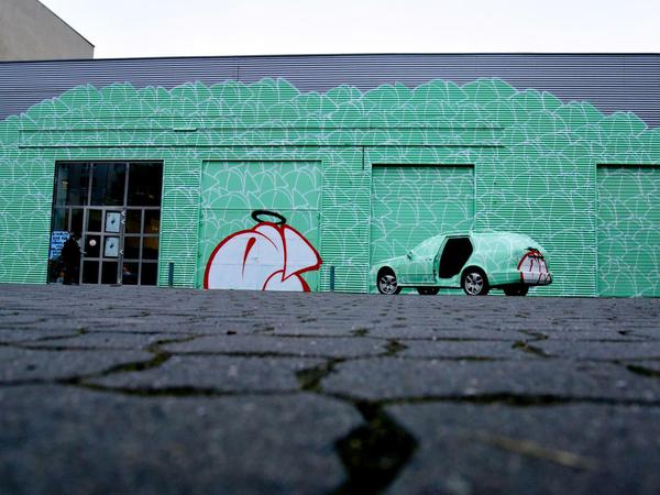 Erst die Wände, dann das Auto: Was sie vorfinden, beziehen die Street Art-Künstler in ihr Ausstellungsprojekt ein. 