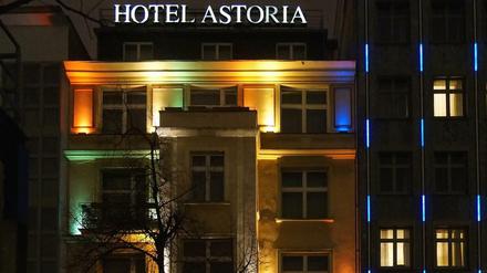 Farbenspiele. Das Hotel Astoria bei Nacht. Die blauen Leuchten rechts gehören zum Nachbarhotel Indigo.