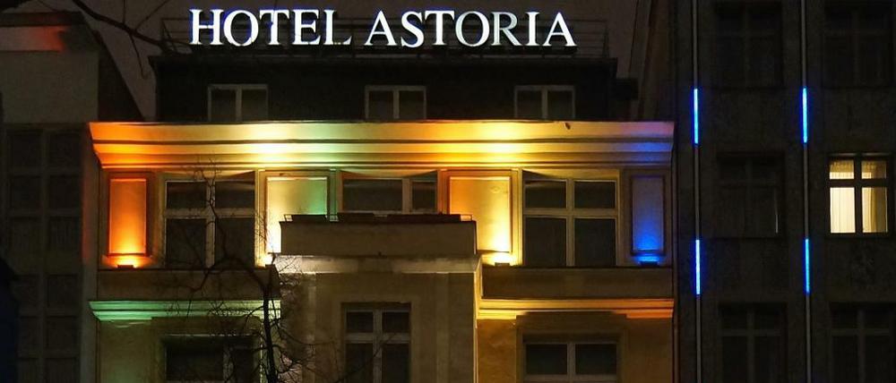 Farbenspiele. Das Hotel Astoria bei Nacht. Die blauen Leuchten rechts gehören zum Nachbarhotel Indigo.