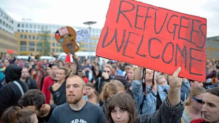 Vor dem Flüchtlingsheim in Hellersdorf gibt es bereits Proteste. Für 1000 weitere Flüchtlinge sollen in Berlin bis Ende des Jahres Unterbringungen geschaffen werden.
