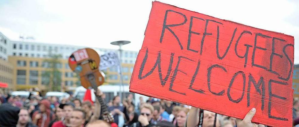 Vor dem Flüchtlingsheim in Hellersdorf gibt es bereits Proteste. Für 1000 weitere Flüchtlinge sollen in Berlin bis Ende des Jahres Unterbringungen geschaffen werden.