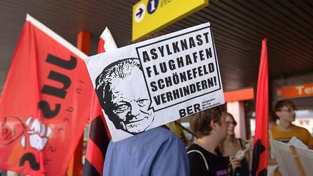 Am Samstag wurde vor dem Flughafen Schönefeld gegen das geplante Abschiebegefängnis demonstriert.