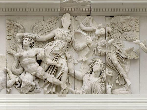 Großes Drama. Diese Szene vom Nordfries zeigt Zeus' Tochter Athene, die pergamenische Stadtgöttin. Sie kämpft gegen den Giganten Alkyoneus, zugleich steigt Gaia, die Mutter der Giganten, aus dem Boden auf, um ihrem Sohn zu helfen.