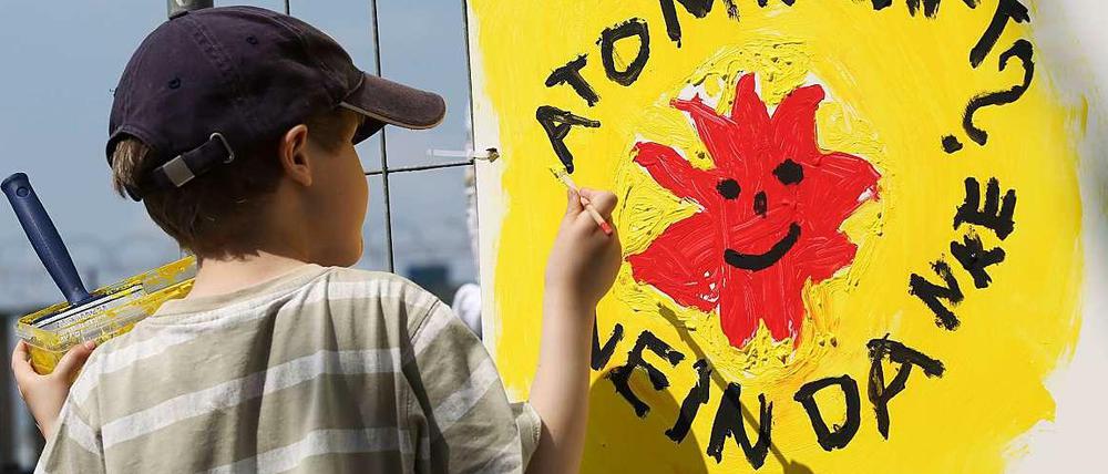 Das Antiatomkraft-Logo wird bei der Berliner Demo am Sonnabend wohl häufiger auftauchen. Hier malt es ein Junge bei einer Demo am AKW Brokdorf auf eine Wand.