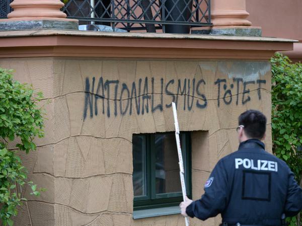 "Nationalismus tötet" haben die Unbekannten auf die Fassade gesprüht.