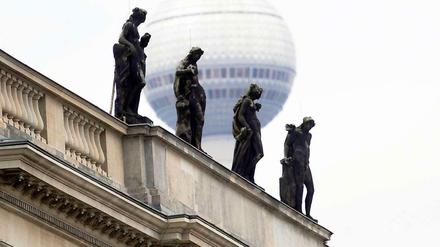 Wohin mit euch? Die Attika-Figuren auf dem HU-Gebäude standen einst auf dem Potsdamer Stadtschloss.