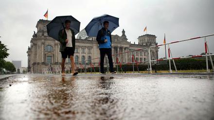 In Berlin und im Osten Brandenburgs warnt der Wetterdienst am Montag vor Dauerregen.