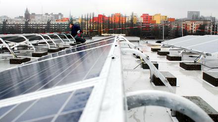 Auf dem Dach der Max-Schmeling-Halle hat eine Berliner Energieagentur die größte Photovoltaikanlage auf einem öffentlichen Gebäude in Berlin errichten lassen.