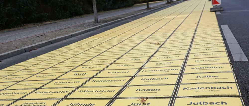 Zum Tag der Deutschen Einheit in Berlin wurden die Namen aller deutschen Orte zu einem 2,5 Kilometer langen «Band der Einheit» auf dem Boden angebracht. 